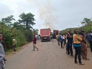 Cameroun – Axe Yaoundé – Bertoua : Accident puis incendie de quatre camions.
