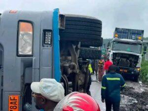 Cameroun – Accident sur l&rsquo;axe Édéa-Kribi : Un conteneur bascule et bloqué la circulation.