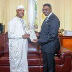 Cameroun – Le Ministre d&rsquo;État tchadien Dr Abdoulaye Sabre Fadoul transmet un pli fermé du Président Mahamat Idriss Déby Itno à Yaoundé.