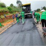 Cameroun – Construction de l’itinéraire Kumbo – Ndu (39 km) sur la section Kumbo – Ndu – Nkambe – Misaje dans la région du Nord-Ouest : la mise en œuvre du béton bitumineux se poursuit.