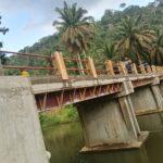 Cameroun -Département du Moungo : deux ponts achevés et un mur de soutènement en cours.