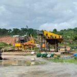 Cameroun – Reconstruction de la section Entrée village Ouro André – Pont sur la Bénoué : le concasseur de l’entreprise est installé.