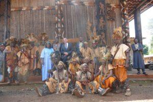 Cameroun – Tournée diplomatique : L&rsquo;Ambassadeur d&rsquo;Allemagne en visite à la Chefferie de Batoufam.