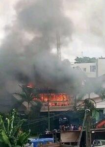 Cameroun – Sinistre à Douala : Le domicile du Maire Jean-Jacques Lengue Malapa dévasté par un incendie à Bonamoussadi.