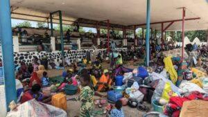 Cameroun – Boko Haram : Plus de 800 déplacés de Waza en souffrance au stade Yaya Daïrou de Maroua.