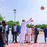 Tchad – Lycée Félix Éboué : Mahamat Idriss Déby Itno en communion sportive avec les élèves.