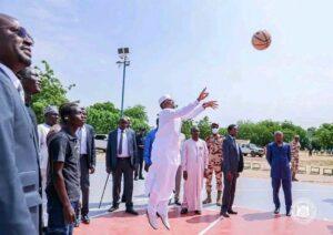 Tchad – Lycée Félix Éboué : Mahamat Idriss Déby Itno en communion sportive avec les élèves.