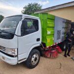 Cameroun – Hygiène et salubrité : Ketcha Courtès offre une balayeuse mécanique à Maroua.