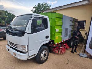 Cameroun – Hygiène et salubrité : Ketcha Courtès offre une balayeuse mécanique à Maroua.