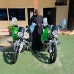 Cameroun – Diocèse de Batouri : Don de deux motocycles pour l&rsquo;évangélisation.